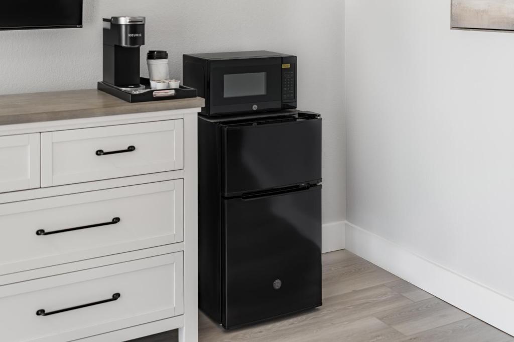 Best Mini Fridge Microwave Combo %%currentyear%% – Cooking Detective