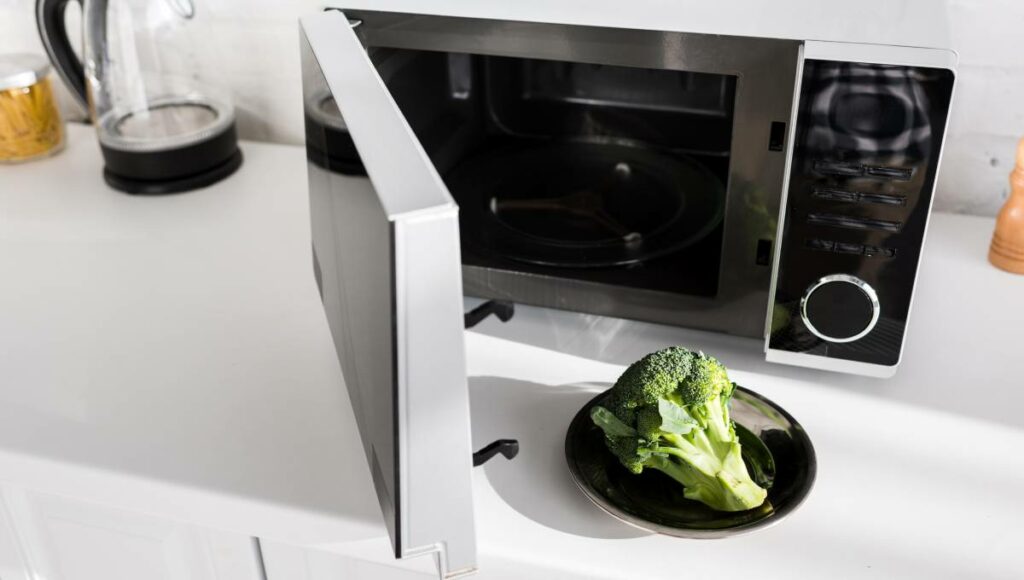 Is a 700 Watt Microwave Good & (When It Makes Sense)