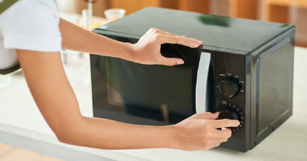 what is the difference between infrared cooking and microwave cooking