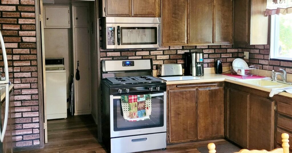 how much distance should be between the stove and microwave